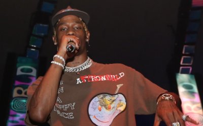 Travis scott pendant sa tournée célèbre les 1 an de sa fille Stormi avec un merchandising .