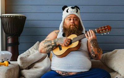 Découvrez la technique de ces artistes célèbres qui s’engraissent avec le merchandising.